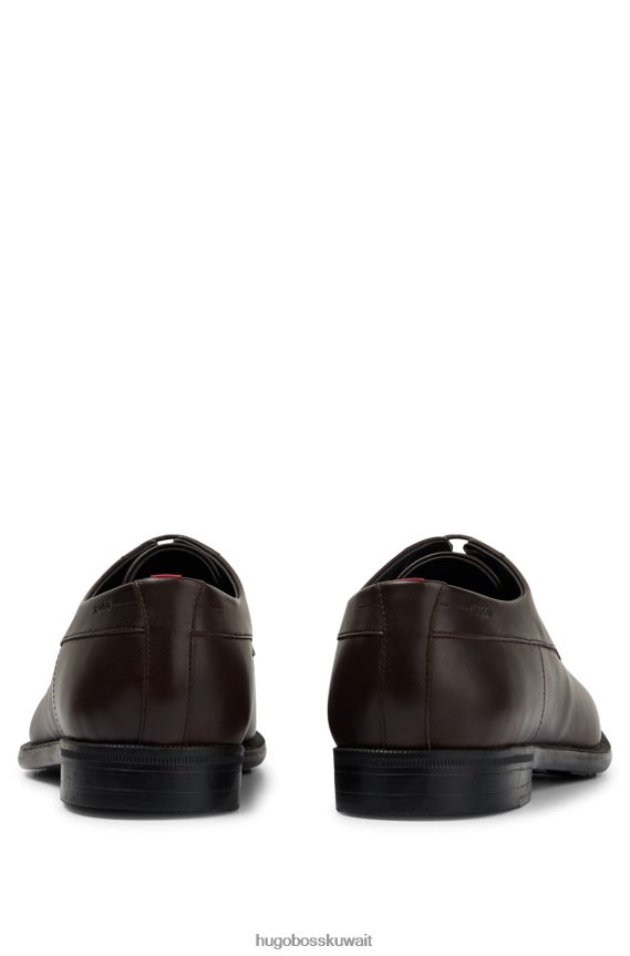 4TFNJN4843 بني غامق Hugo Boss حذاء ديربي من الجلد المصقول مع شعار Emed