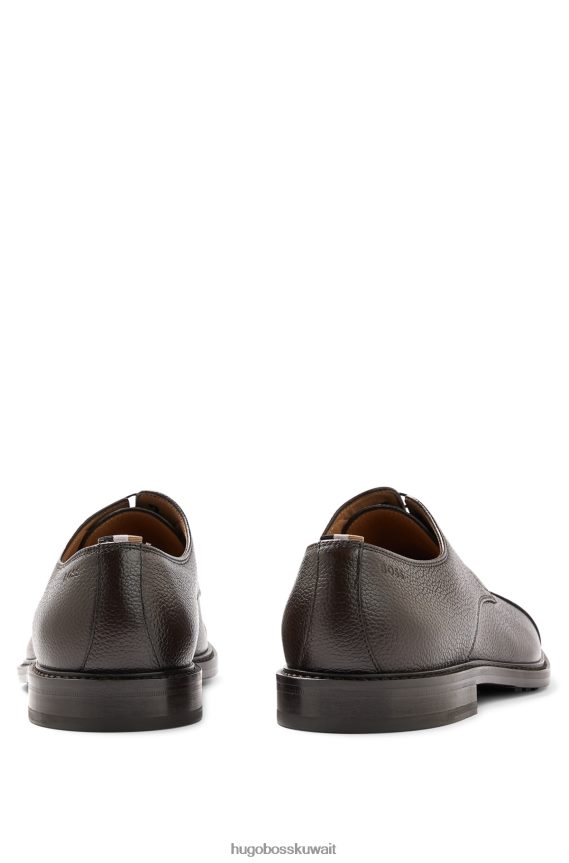 4TFNJN4855 بني غامق Hugo Boss حذاء ديربي إيطالي الصنع بمقدمة مدببة من الجلد المحبب باللون البني الداكن
