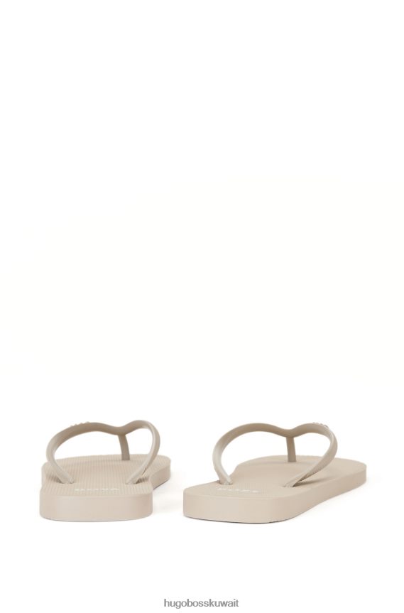 4TFNJN4889 البيج الفاتح Hugo Boss شبشب ذو علامة تجارية Hugo مع أشرطة منظمة باللون البيج الفاتح