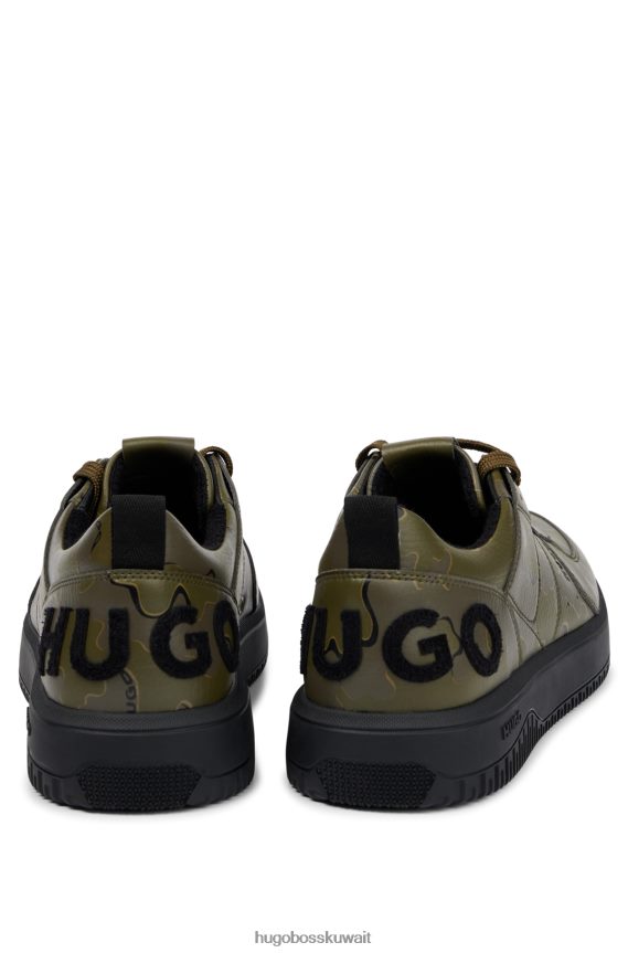 4TFNJN4900 أخضر غامق Hugo Boss حذاء رياضي هوغو من الجلد الصناعي باللون الأخضر الداكن مع طباعة مموهة وشعار