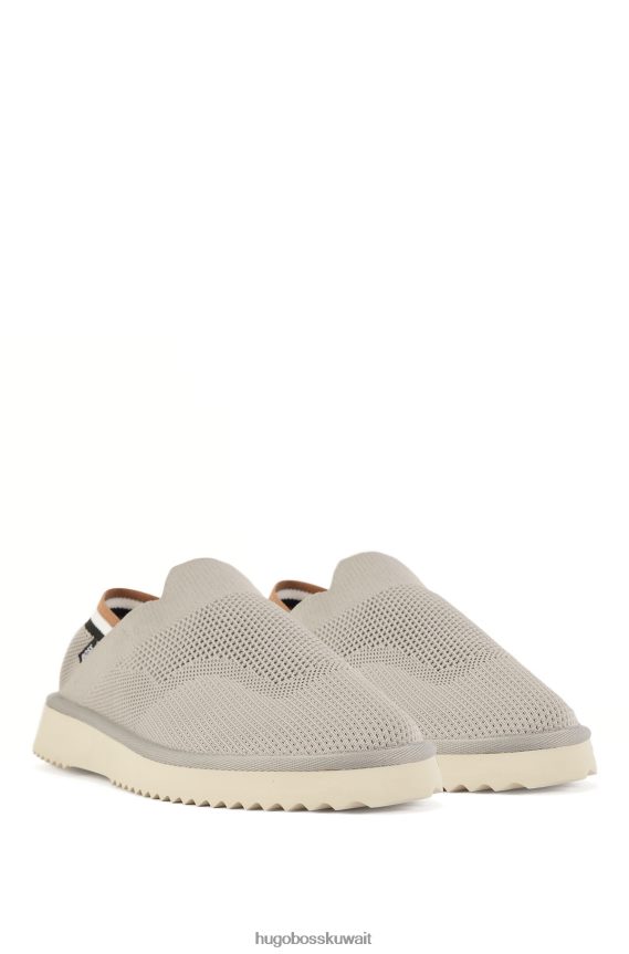 4TFNJN4956 رمادي فاتح Hugo Boss نعال محبوكة بكعب قابل للطي بشريط مميز باللون الرمادي الفاتح