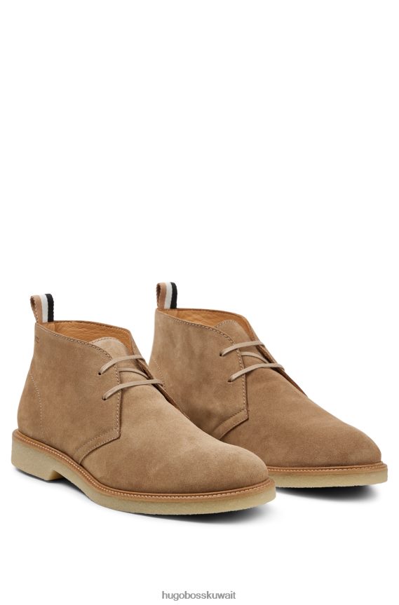 4TFNJN4973 اللون البيج Hugo Boss حذاء هوغو ديزرت باللون البيج مصنوع من الجلد السويدي مع حلقة سحب مخططة مميزة