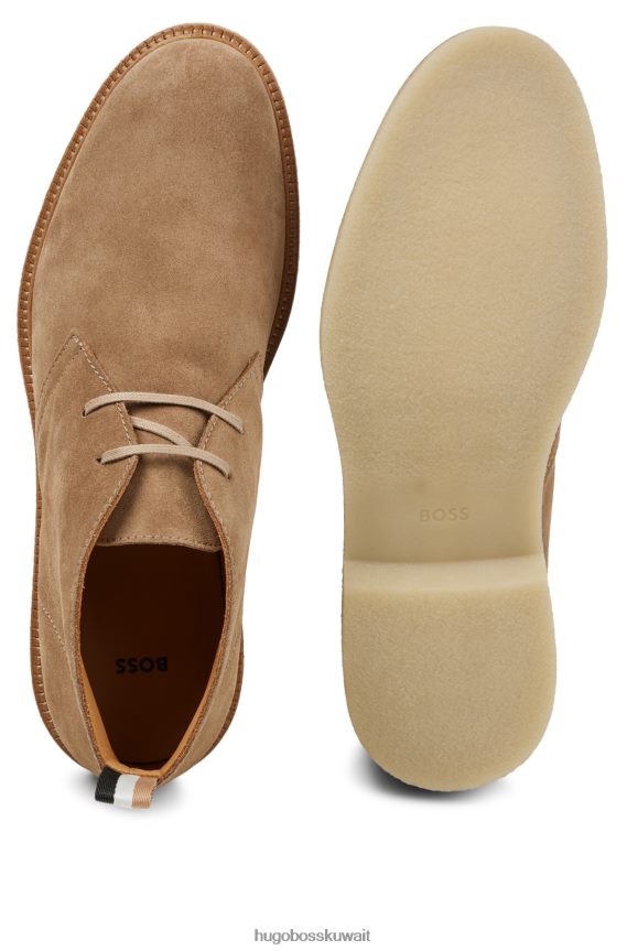 4TFNJN4973 اللون البيج Hugo Boss حذاء هوغو ديزرت باللون البيج مصنوع من الجلد السويدي مع حلقة سحب مخططة مميزة