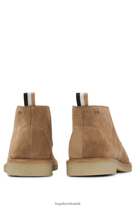 4TFNJN4973 اللون البيج Hugo Boss حذاء هوغو ديزرت باللون البيج مصنوع من الجلد السويدي مع حلقة سحب مخططة مميزة