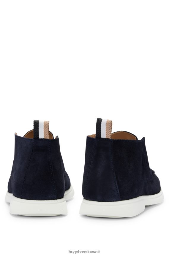 4TFNJN4983 أزرق غامق Hugo Boss حذاء صحراوي من جلد الغزال مع شعار Emed وشريط مميز