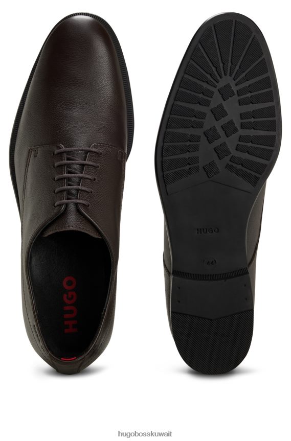 4TFNJN5037 بني غامق Hugo Boss حذاء ديربي من الجلد المحبب مع شعار Emed