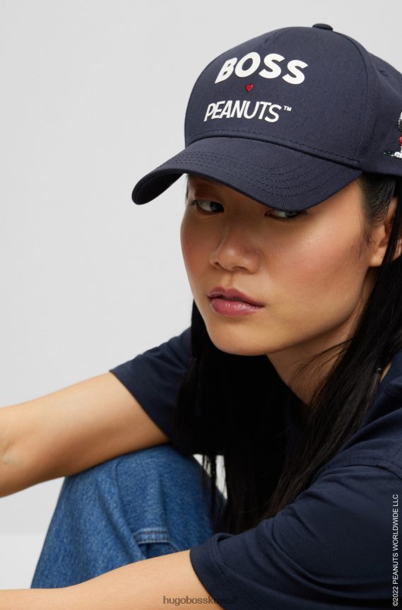 4TFNJN5062 أزرق غامق Hugo Boss × قبعة من نسيج قطني مضلع بالفول السوداني مع عمل فني