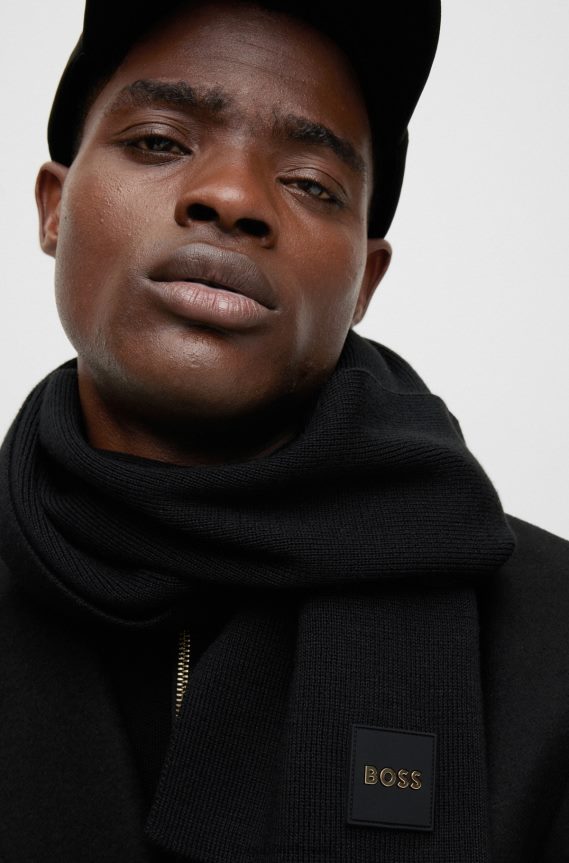 4TFNJN5063 أسود Hugo Boss وشاح أسود مضلع مع حروف الشعار المعدني هوغو