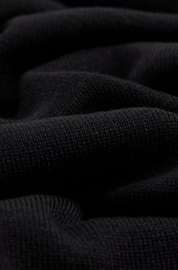 4TFNJN5063 أسود Hugo Boss وشاح أسود مضلع مع حروف الشعار المعدني هوغو