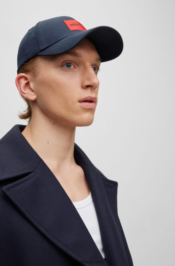 4TFNJN5066 أزرق غامق Hugo Boss قبعة Hugo من نسيج قطني طويل باللون الأزرق الداكن مع ملصق شعار أحمر