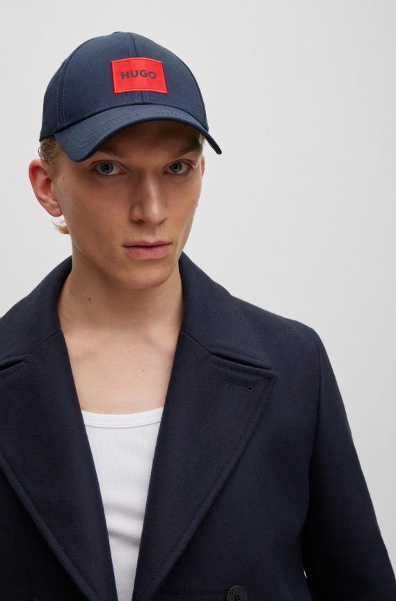 4TFNJN5066 أزرق غامق Hugo Boss قبعة Hugo من نسيج قطني طويل باللون الأزرق الداكن مع ملصق شعار أحمر