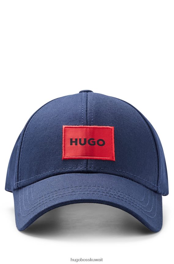 4TFNJN5066 أزرق غامق Hugo Boss قبعة Hugo من نسيج قطني طويل باللون الأزرق الداكن مع ملصق شعار أحمر