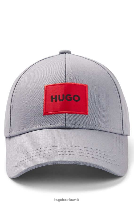 4TFNJN5068 أزرق فاتح Hugo Boss قبعة من نسيج قطني طويل مع شعار أحمر اللون باللون الأزرق الفاتح