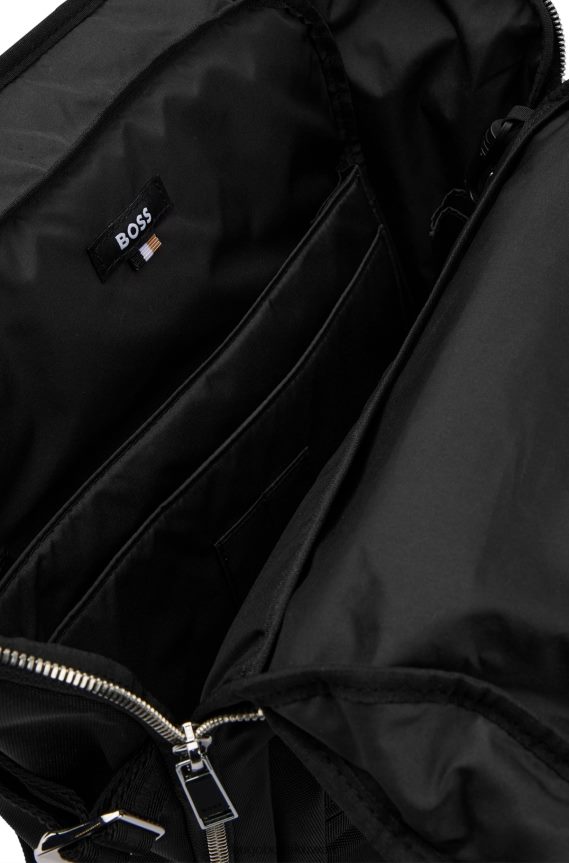 4TFNJN5076 أسود Hugo Boss حقيبة ظهر ذات مظهر غير لامع من مادة معاد تدويرها مع تفاصيل شعار هوغو باللون الأسود