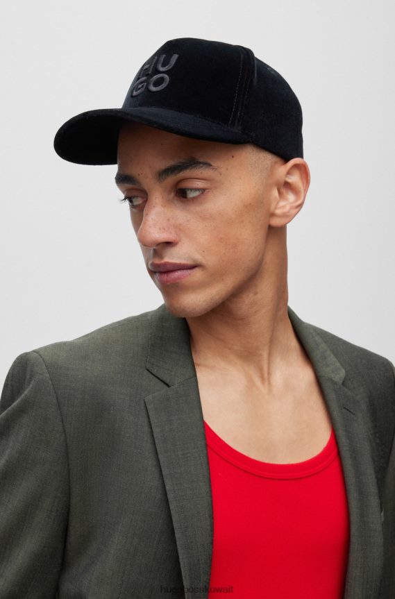 4TFNJN5101 أسود Hugo Boss قبعة شعار هوغو سوداء مكدسة من الجيرسي المطاطي مع لمسة نهائية مخملية