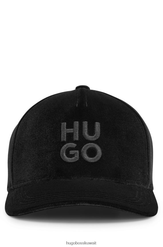 4TFNJN5101 أسود Hugo Boss قبعة شعار هوغو سوداء مكدسة من الجيرسي المطاطي مع لمسة نهائية مخملية