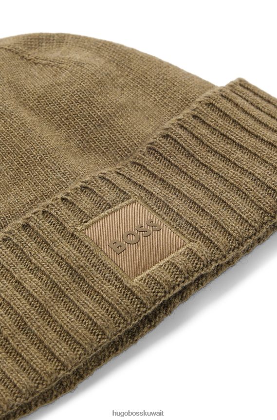 4TFNJN5113 أخضر غامق Hugo Boss قبعة صغيرة محبوكة باللون الأخضر الداكن مع شارة شعار هوغو منسوجة