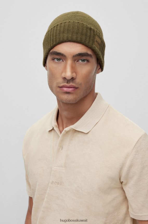 4TFNJN5113 أخضر غامق Hugo Boss قبعة صغيرة محبوكة باللون الأخضر الداكن مع شارة شعار هوغو منسوجة