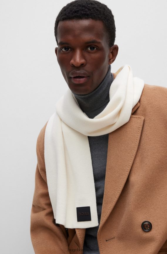 4TFNJN5169 أبيض Hugo Boss وشاح مضلع من خيوط ناعمة مع شارة شعار هوغو من السيليكون باللون الأبيض