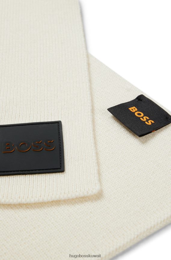 4TFNJN5169 أبيض Hugo Boss وشاح مضلع من خيوط ناعمة مع شارة شعار هوغو من السيليكون باللون الأبيض