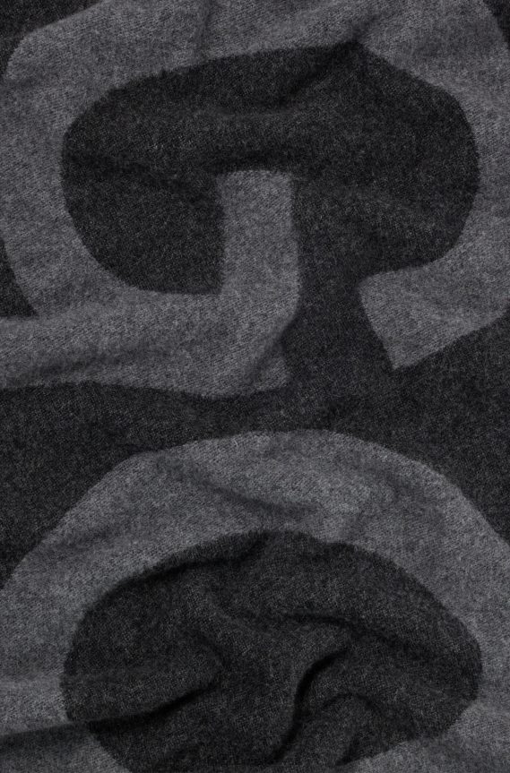 4TFNJN5170 الرمادي الداكن Hugo Boss وشاح هوغو باللون الرمادي الداكن للجنسين مزين بشعار الماركة مصنوع من مزيج الصوف