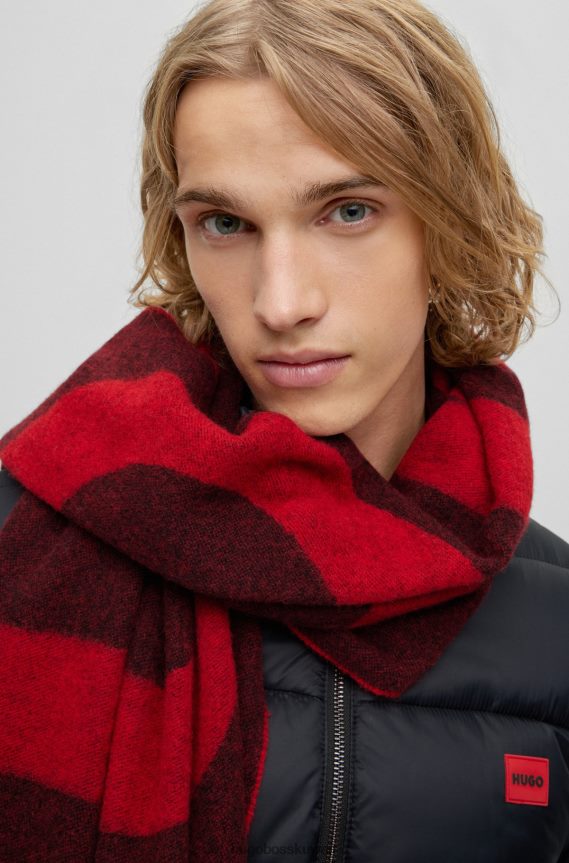4TFNJN5171 أحمر Hugo Boss هوغو وشاح أحمر للجنسين مزين بالشعار مصنوع من مزيج الصوف