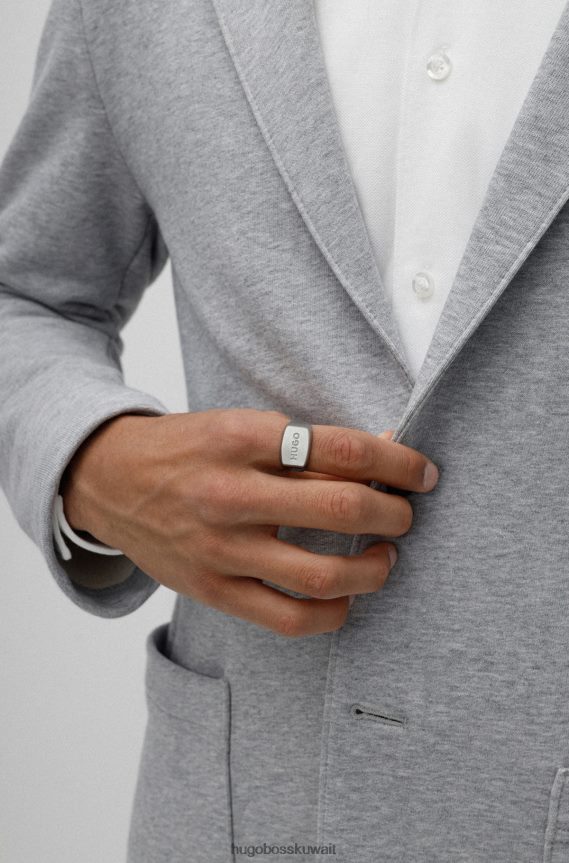 4TFNJN5192 فضة Hugo Boss خاتم هوغو ذو لمسة نهائية عتيقة مع شعار محفور باللون الفضي