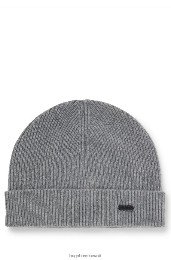 4TFNJN5205 رمادي فاتح Hugo Boss قبعة صغيرة مضلعة من الكشمير المسؤول مع شارة الشعار باللون الرمادي الفاتح