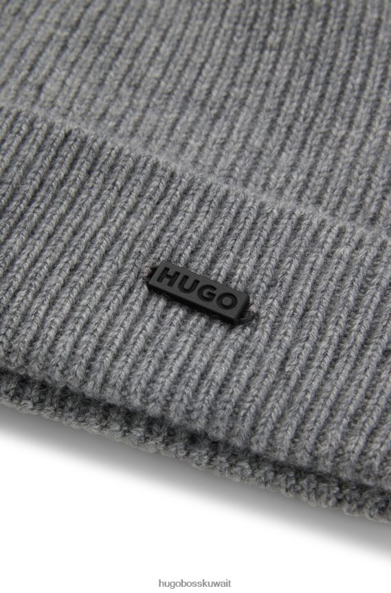 4TFNJN5205 رمادي فاتح Hugo Boss قبعة صغيرة مضلعة من الكشمير المسؤول مع شارة الشعار باللون الرمادي الفاتح