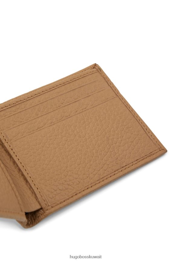 4TFNJN5257 اللون البيج Hugo Boss محفظة هوغو من الجلد المحبب باللون البيج مع شعار مصقول