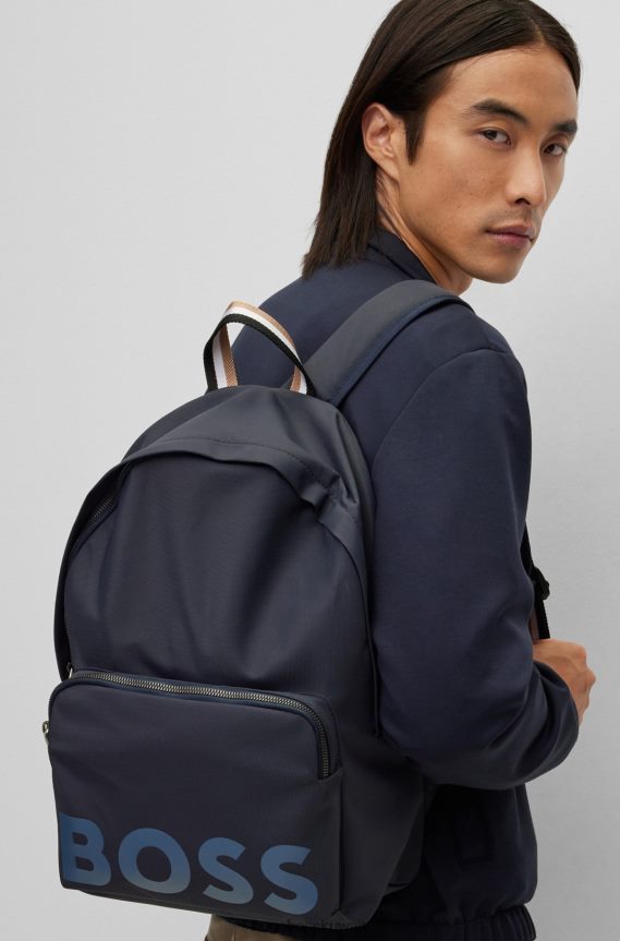 4TFNJN5302 أزرق غامق Hugo Boss حقيبة ظهر مصنوعة من مواد معاد تدويرها مع شريط شبكي مميز باللون الأزرق الداكن