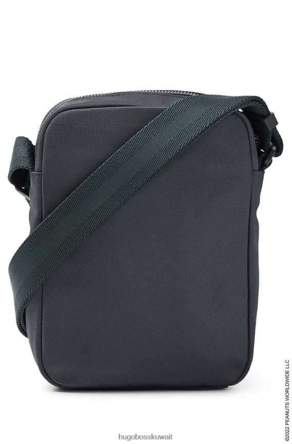 4TFNJN5310 أزرق غامق Hugo Boss × حقيبة مراسل الفول السوداني من القماش المعاد تدويره مع عمل فني تعاوني