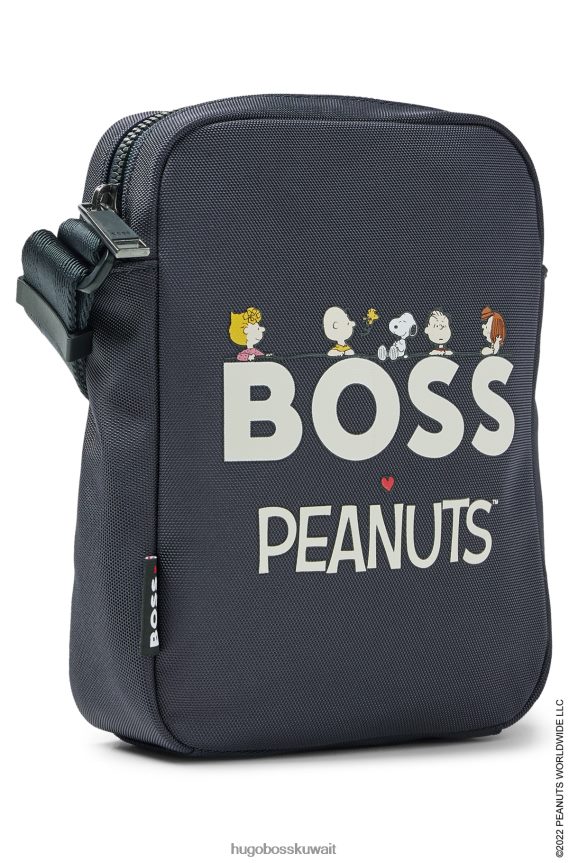 4TFNJN5310 أزرق غامق Hugo Boss × حقيبة مراسل الفول السوداني من القماش المعاد تدويره مع عمل فني تعاوني