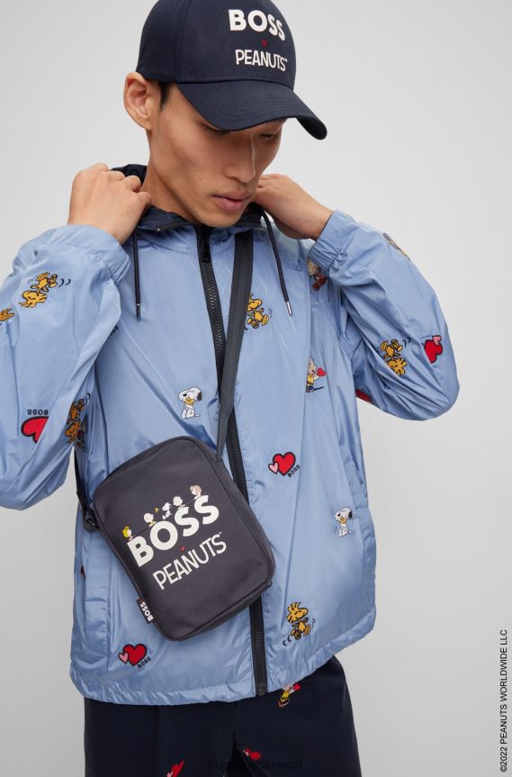 4TFNJN5310 أزرق غامق Hugo Boss × حقيبة مراسل الفول السوداني من القماش المعاد تدويره مع عمل فني تعاوني