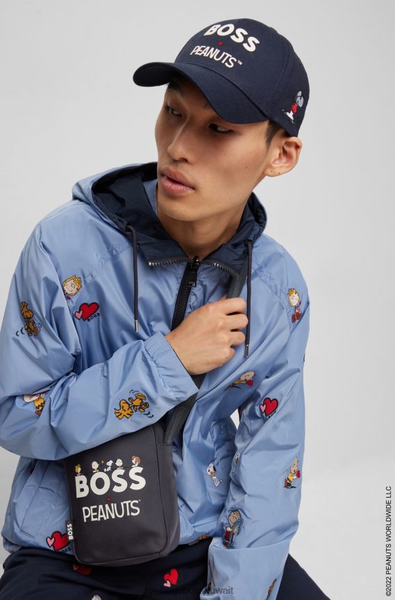 4TFNJN5310 أزرق غامق Hugo Boss × حقيبة مراسل الفول السوداني من القماش المعاد تدويره مع عمل فني تعاوني