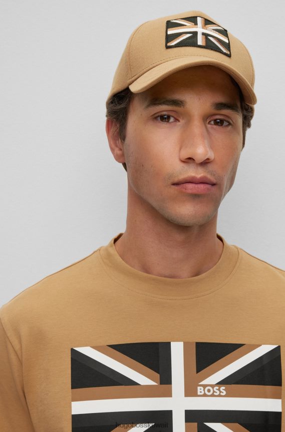 4TFNJN5315 اللون البيج Hugo Boss قبعة من نسيج قطني طويل باللون البيج مع شعار Union Jack Hugo