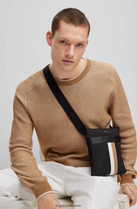 4TFNJN5317 أسود Hugo Boss حقيبة هيوغو مظروفة بخطوط مميزة باللون الأسود مصنوعة من النايلون المعاد تدويره