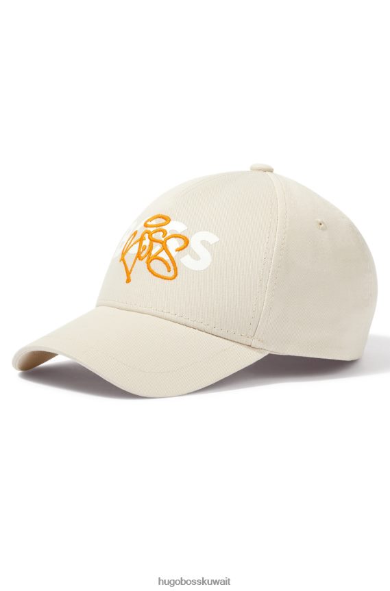 4TFNJN5324 البيج الفاتح Hugo Boss قبعة هوغو باللون البيج الفاتح تحمل شعار الجرافيتي من نسيج قطني مضلع