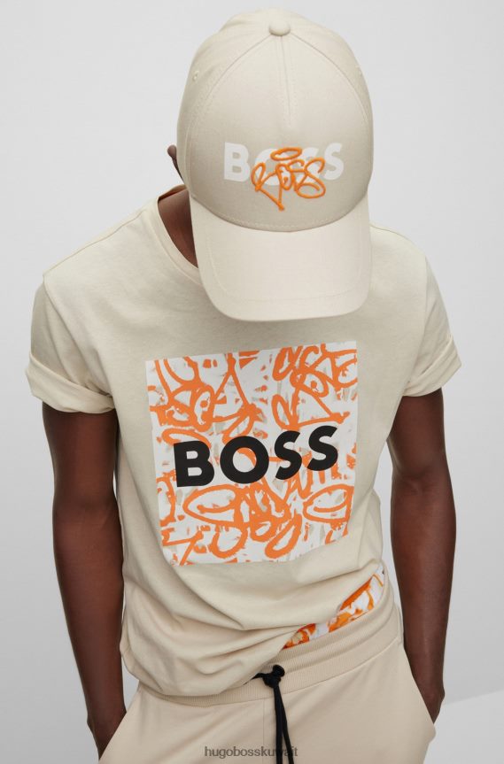 4TFNJN5324 البيج الفاتح Hugo Boss قبعة هوغو باللون البيج الفاتح تحمل شعار الجرافيتي من نسيج قطني مضلع