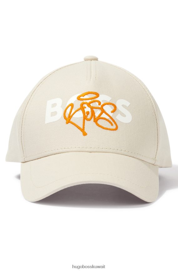 4TFNJN5324 البيج الفاتح Hugo Boss قبعة هوغو باللون البيج الفاتح تحمل شعار الجرافيتي من نسيج قطني مضلع
