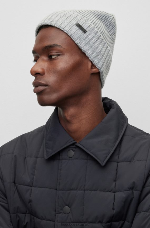 4TFNJN5340 فضة Hugo Boss قبعة صغيرة فضية من الصوف البكر مع رقعة شعار هوغو من الجلد الصناعي
