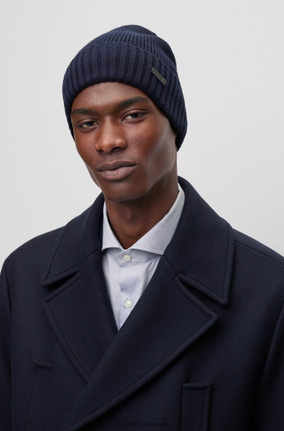 4TFNJN5341 أزرق غامق Hugo Boss قبعة صغيرة من الصوف البكر مع رقعة شعار هوغو من الجلد الصناعي باللون الأزرق الداكن
