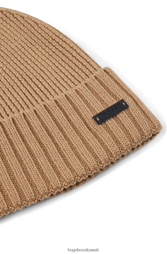 4TFNJN5342 اللون البيج Hugo Boss قبعة صغيرة من الصوف البكر من هوغو باللون البيج مع رقعة شعار من الجلد الصناعي