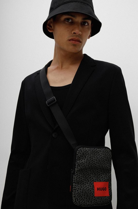 4TFNJN5428 منقوشة Hugo Boss حقيبة مراسل منقوشة بطبعة شعار مع علامة هوغو الحمراء