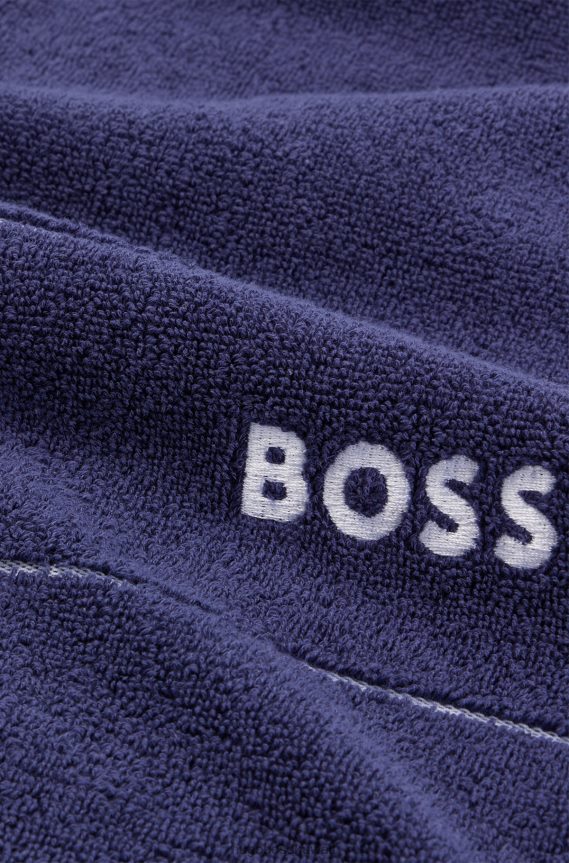 4TFNJN5472 أزرق غامق Hugo Boss منشفة ضيوف من القطن المصري مع شعار متباين باللون الأزرق الداكن