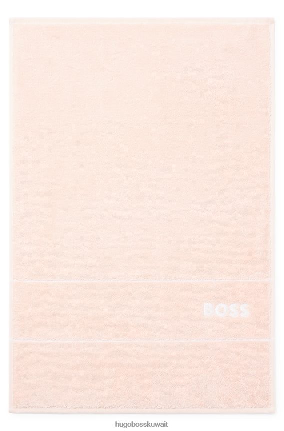 4TFNJN5473 لون القرنفل Hugo Boss منشفة ضيوف من القطن المصري باللون الوردي مع شعار هوغو متباين