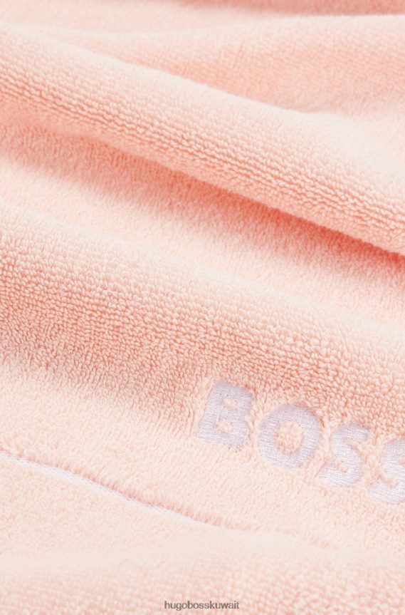 4TFNJN5473 لون القرنفل Hugo Boss منشفة ضيوف من القطن المصري باللون الوردي مع شعار هوغو متباين