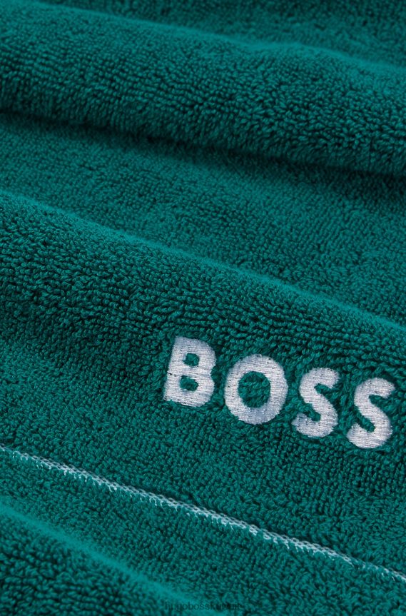 4TFNJN5475 أخضر غامق Hugo Boss منشفة ضيوف من القطن المصري هيوجو باللون الأخضر الداكن مع شعار متباين