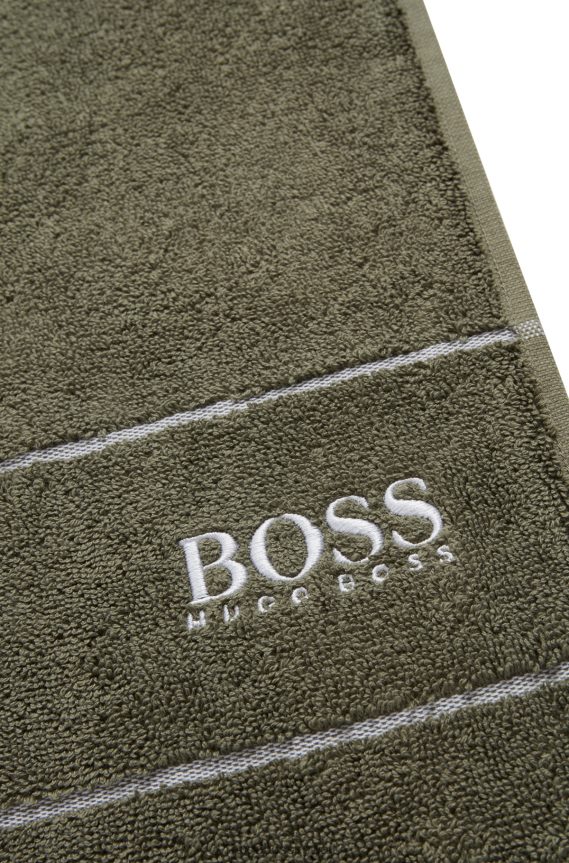 4TFNJN5484 أخضر غامق Hugo Boss منشفة ضيوف من القطن المصري مع شعار متباين باللون الأخضر الداكن