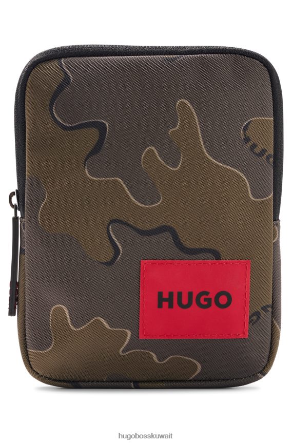 4TFNJN5505 منقوشة باللون الأخضر Hugo Boss حقيبة مراسل بطبعة هوغو مموهة منقوشة باللون الأخضر مع ملصق شعار أحمر